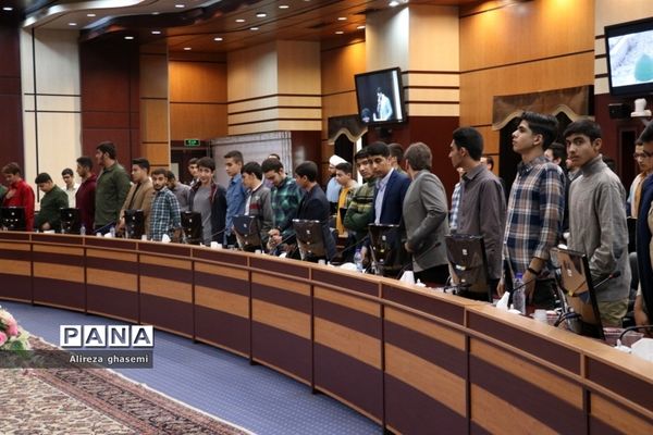 نشست جمعی از دانش‌آموزان با استاندار مرکزی