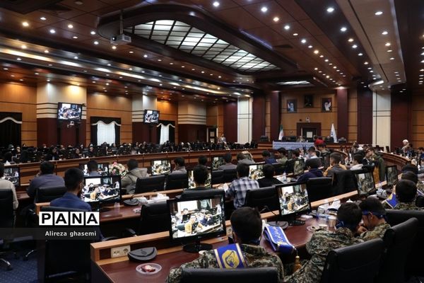 نشست جمعی از دانش‌آموزان با استاندار مرکزی