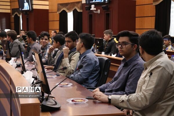 نشست جمعی از دانش‌آموزان با استاندار مرکزی