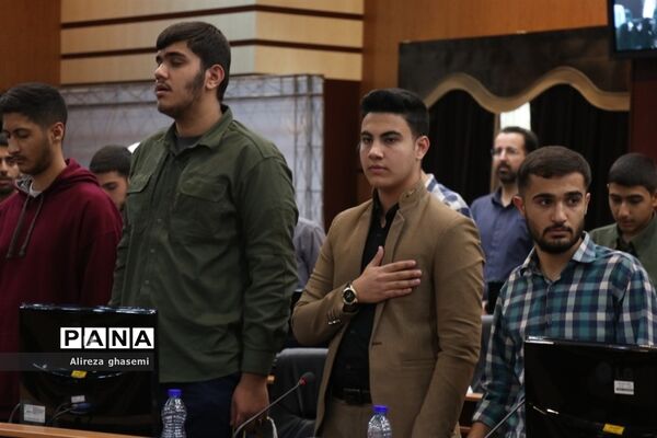 نشست جمعی از دانش‌آموزان با استاندار مرکزی