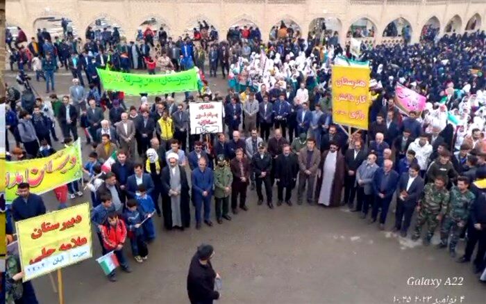 به‌عنوان یک دانش‌آموز شرکت در راهپیمایی ۱۳آبان را وظیفه خودم می‌دانم