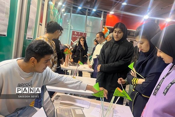 غرفه دانش‌آموز پژوهشگر کهریزک در نمایشگاه بین‌المللی نانو