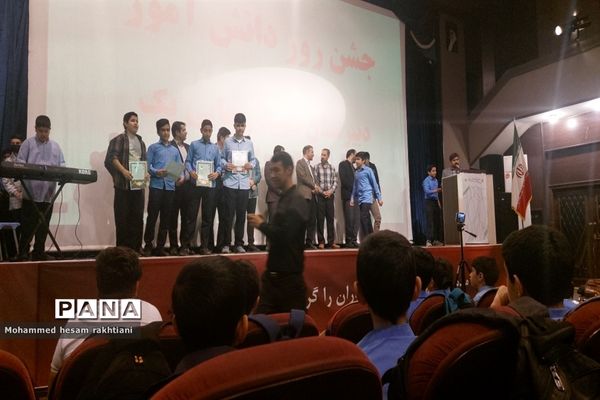 مراسم جشن روز دانش‌آموز دبیرستان شهید رجایی یک شهرستان بجنورد