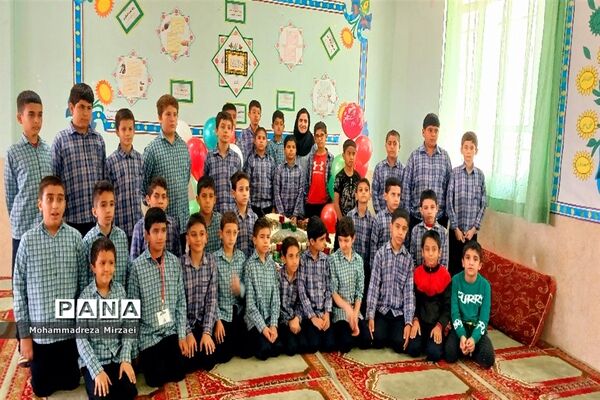 جشن روز دانش‌آموز در دبستان امام رضا(ع)