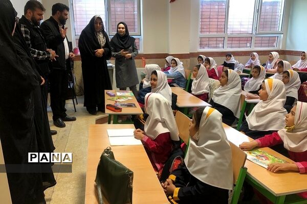 توزیع کیف، لوازم التحریر و بسته معیشتی میان دانش‌آموزان در ناحیه دو ری