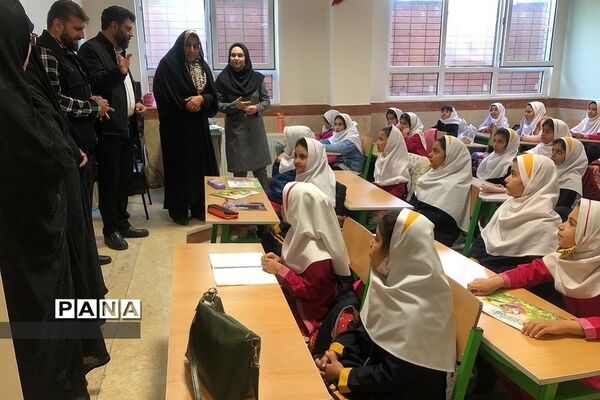 توزیع کیف، لوازم التحریر و بسته معیشتی میان دانش‌آموزان در ناحیه دو ری