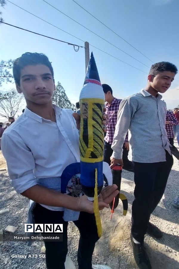 مسابقه موشک آبی همزمان با راهپیمایی ۱۳ آبان در شهرستان مهریز