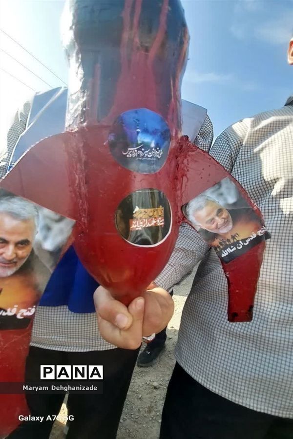 مسابقه موشک آبی همزمان با راهپیمایی ۱۳ آبان در شهرستان مهریز