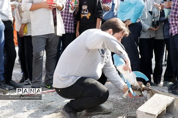 مسابقه موشک آبی همزمان با راهپیمایی ۱۳ آبان در شهرستان مهریز