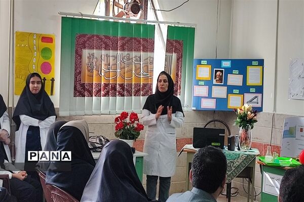 بازدید مسئولان و دانش‌آموزان از نمایشگاه آزمایشگاه زهره خبازی دماوند