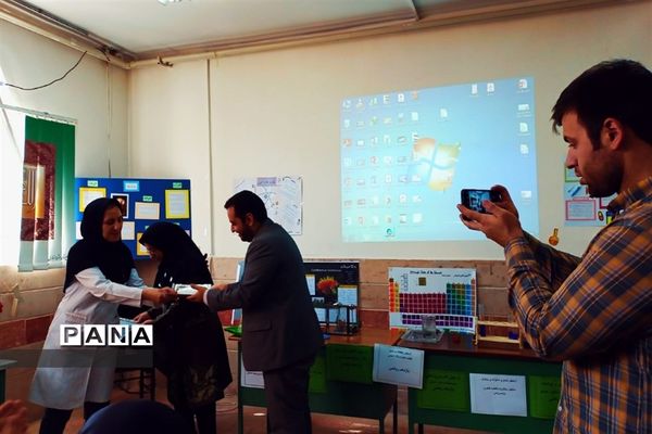 بازدید مسئولان و دانش‌آموزان از نمایشگاه آزمایشگاه زهره خبازی دماوند