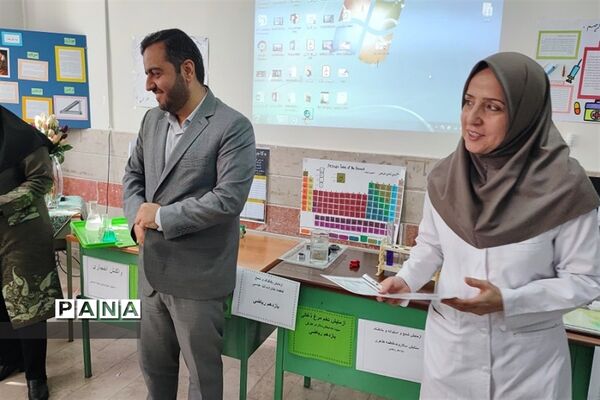 بازدید مسئولان و دانش‌آموزان از نمایشگاه آزمایشگاه زهره خبازی دماوند