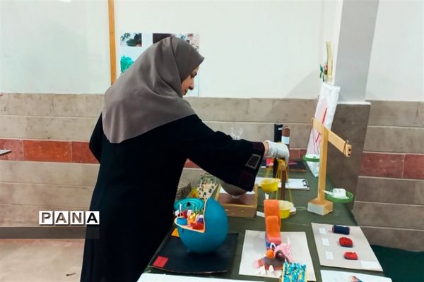 بازدید مسئولان و دانش‌آموزان از نمایشگاه آزمایشگاه زهره خبازی دماوند