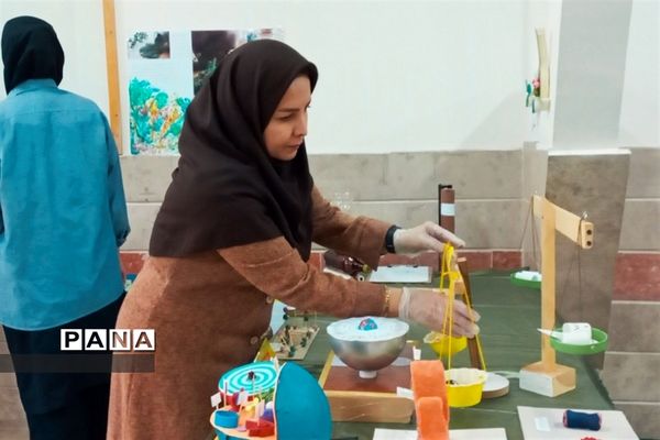 بازدید مسئولان و دانش‌آموزان از نمایشگاه آزمایشگاه زهره خبازی دماوند