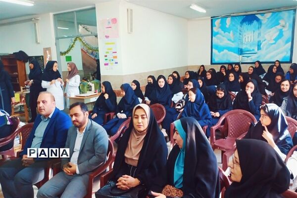 بازدید مسئولان و دانش‌آموزان از نمایشگاه آزمایشگاه زهره خبازی دماوند