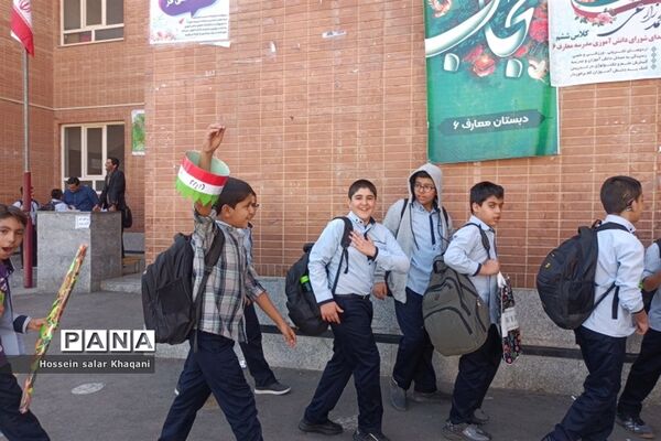 طنین شعار مرگ بر آمریکا در کلاس‌های درس دبستان معارف۶