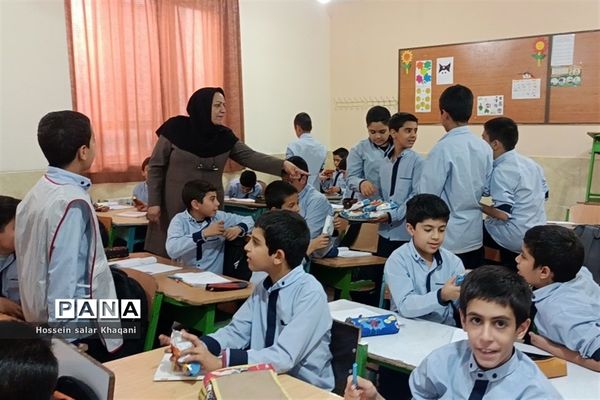 طنین شعار مرگ بر آمریکا در کلاس‌های درس دبستان معارف۶