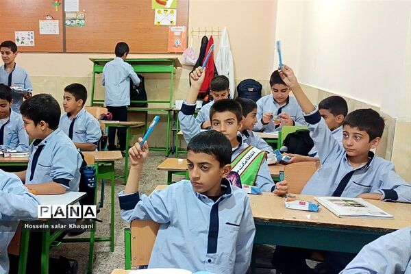 طنین شعار مرگ بر آمریکا در کلاس‌های درس دبستان معارف۶