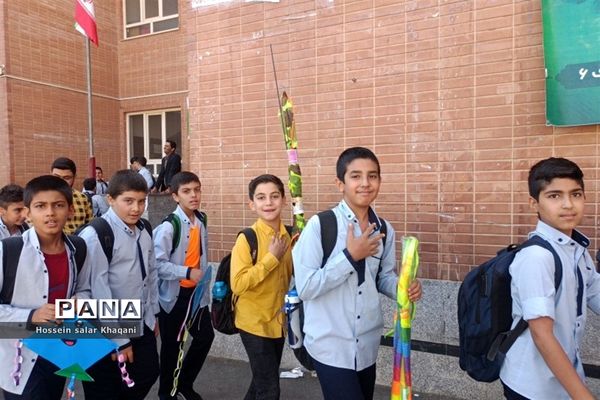 طنین شعار مرگ بر آمریکا در کلاس‌های درس دبستان معارف۶