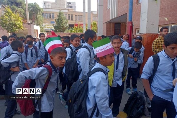 طنین شعار مرگ بر آمریکا در کلاس‌های درس دبستان معارف۶