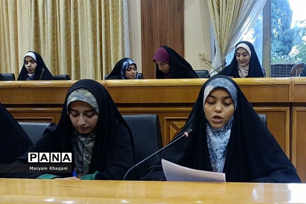 نشست گروهی از دانش‌آموزان شیراز با استاندار فارس