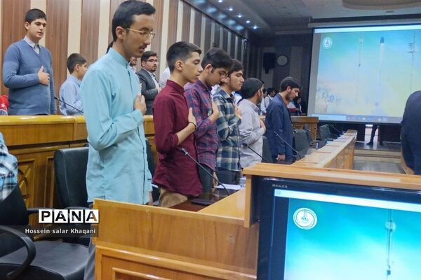 نشست گروهی از دانش‌آموزان شیراز با استاندار فارس