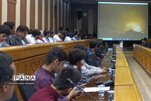 نشست گروهی از دانش‌آموزان شیراز با استاندار فارس