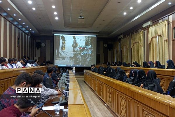 نشست گروهی از دانش‌آموزان شیراز با استاندار فارس