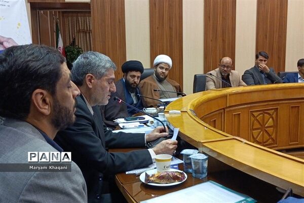 نشست گروهی از دانش‌آموزان شیراز با استاندار فارس