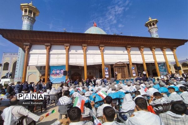 امضای‌ نامه به نوجوانان فلسطینی توسط دانش‌آموزان شیرازی در یادواره شهدای دانش‌آموز