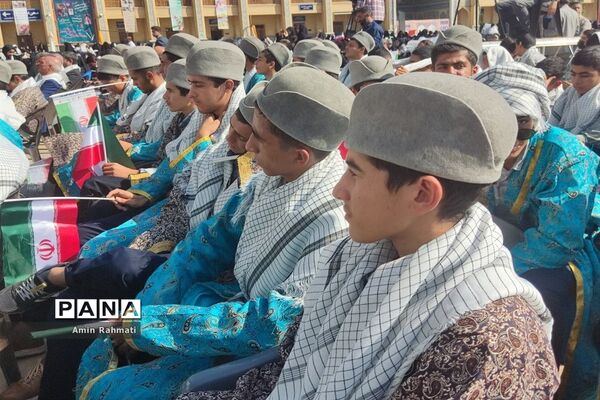 امضای‌ نامه به نوجوانان فلسطینی توسط دانش‌آموزان شیرازی در یادواره شهدای دانش‌آموز