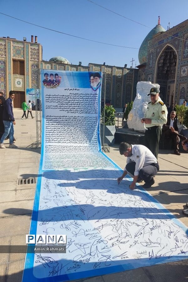 امضای‌ نامه به نوجوانان فلسطینی توسط دانش‌آموزان شیرازی در یادواره شهدای دانش‌آموز