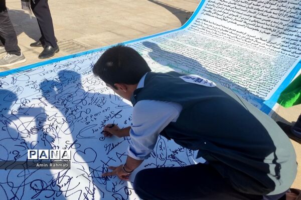امضای‌ نامه به نوجوانان فلسطینی توسط دانش‌آموزان شیرازی در یادواره شهدای دانش‌آموز