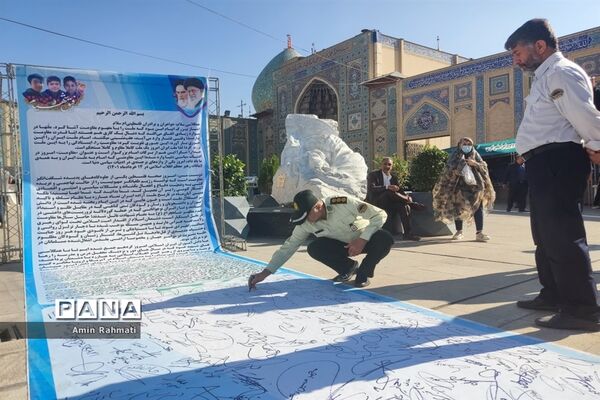 امضای‌ نامه به نوجوانان فلسطینی توسط دانش‌آموزان شیرازی در یادواره شهدای دانش‌آموز