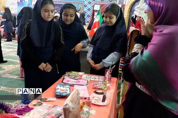 برگزاری نمایشگاه اقوام ایرانی در نمازخانه دبستان دخترانه آیت الله خامنه‌ای در شهرستان قدس