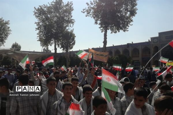 دانش‌آموزان با شهدای دانش‌آموز یک دل شدند