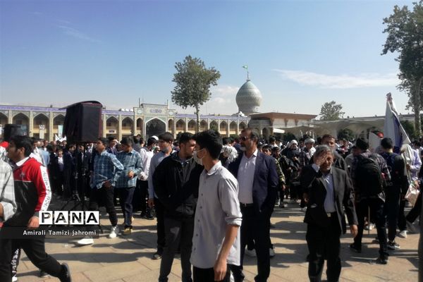 دانش‌آموزان با شهدای دانش‌آموز یک دل شدند