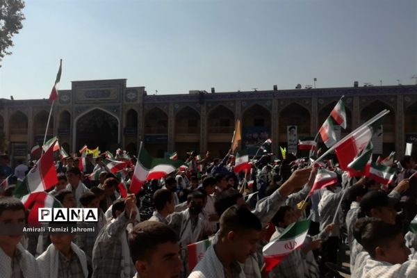 دانش‌آموزان با شهدای دانش‌آموز یک دل شدند