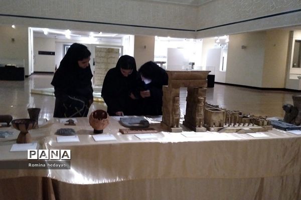 بازدید دانش‌آموزان هنرستان مبتکران رودهن از موزه ملی