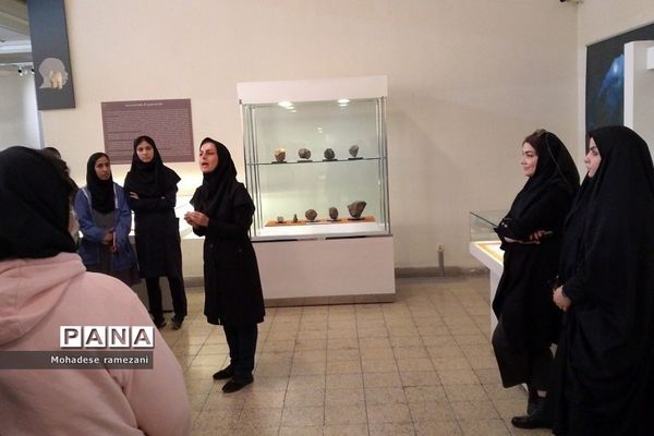 بازدید دانش‌آموزان هنرستان مبتکران رودهن از موزه ملی
