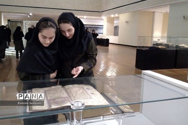 بازدید دانش‌آموزان هنرستان مبتکران رودهن از موزه ملی