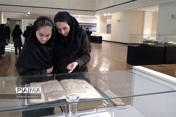 بازدید دانش‌آموزان هنرستان مبتکران رودهن از موزه ملی
