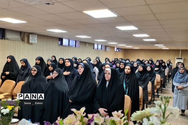 انسیه خزعلی در جمع دانش‌آموزان فرهیخته منطفه ۱۳