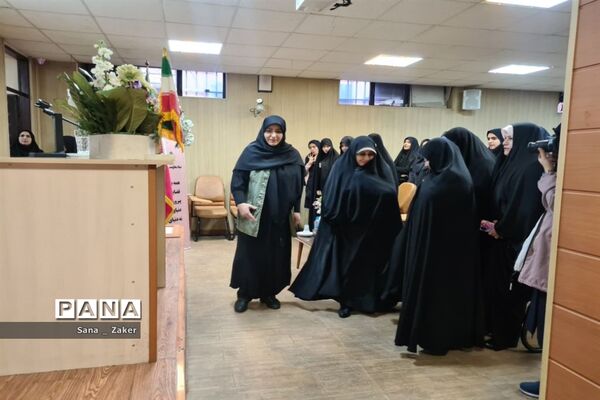 انسیه خزعلی در جمع دانش‌آموزان فرهیخته منطفه ۱۳