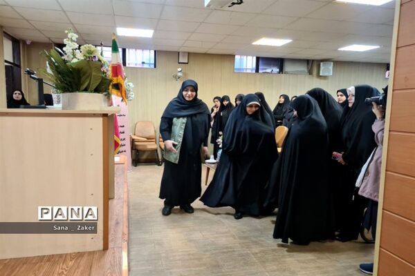 انسیه خزعلی در جمع دانش‌آموزان فرهیخته منطفه ۱۳