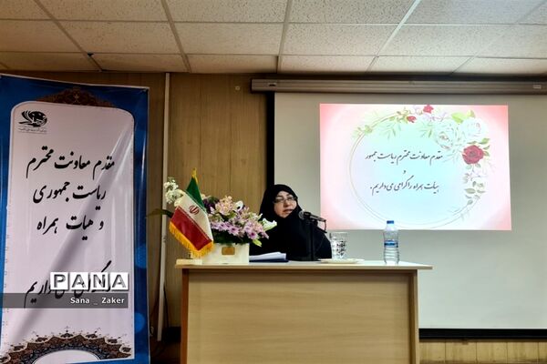 انسیه خزعلی در جمع دانش‌آموزان فرهیخته منطفه ۱۳