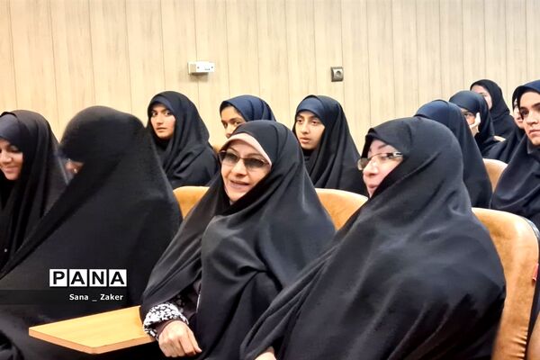انسیه خزعلی در جمع دانش‌آموزان فرهیخته منطفه ۱۳