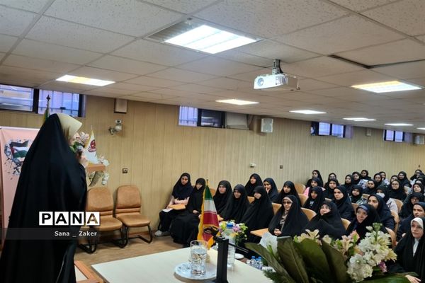 انسیه خزعلی در جمع دانش‌آموزان فرهیخته منطفه ۱۳