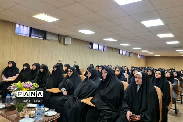 انسیه خزعلی در جمع دانش‌آموزان فرهیخته منطفه ۱۳