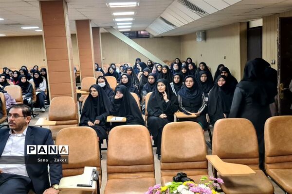انسیه خزعلی در جمع دانش‌آموزان فرهیخته منطفه ۱۳